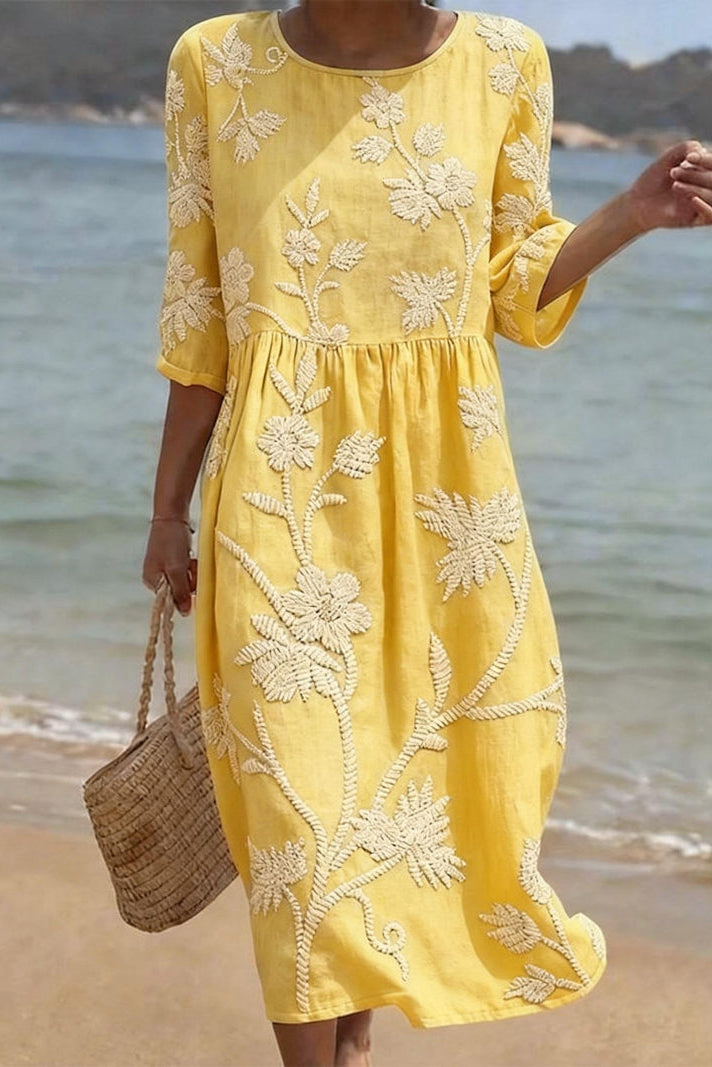 Vestido informal de mujer con estampado floral.
