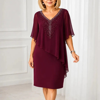 AV | Vestido de Fiesta con Capa, Escote en V y Pedrería