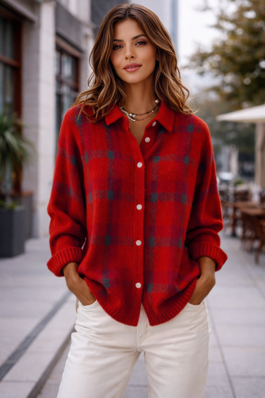 Lara – Blusa de punto con estampado de cuadros roja.
