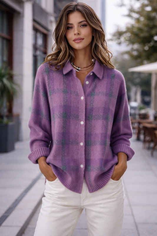 Fina– Blusa de punto de estampado de cuadros morado.