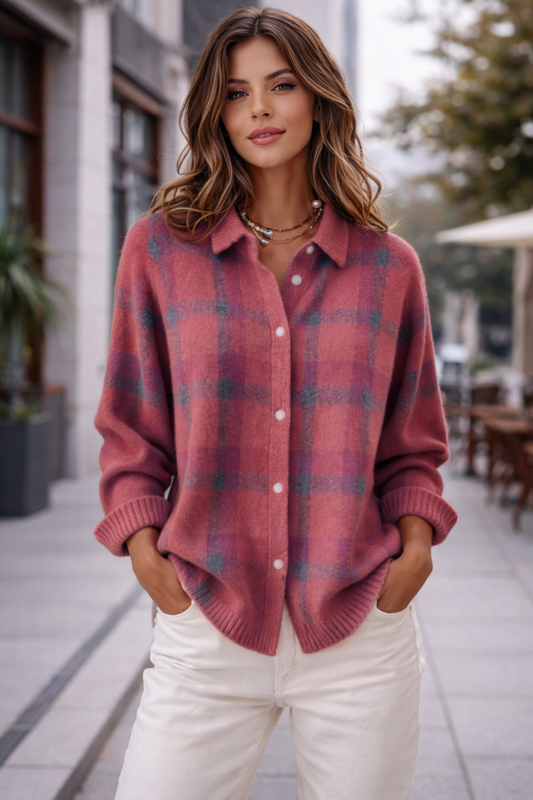 Noor – Blusa de punto con estampado de cuadros cereza.