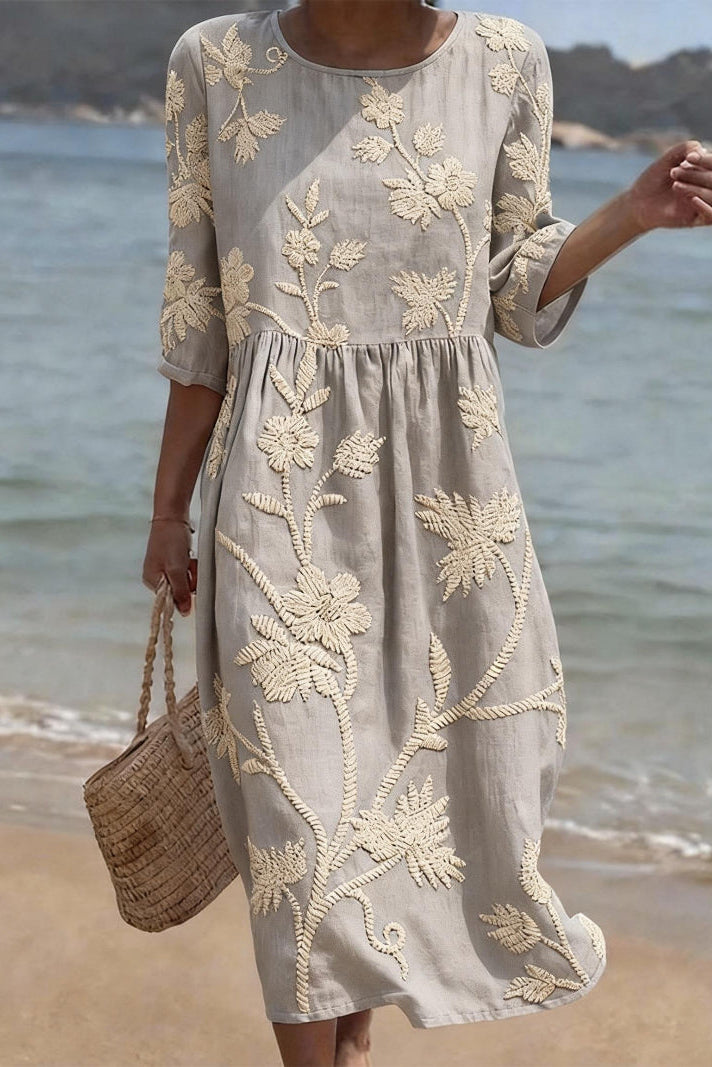 Vestido informal de mujer con estampado floral.