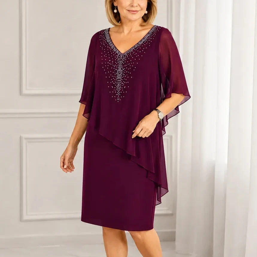 AV | Vestido de Fiesta con Capa, Escote en V y Pedrería